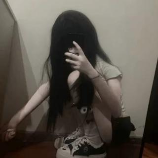 求你 不要嫌弃我手腕上的疤和发抖的手.