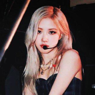 ROSÉ朴彩英on the ground❤️