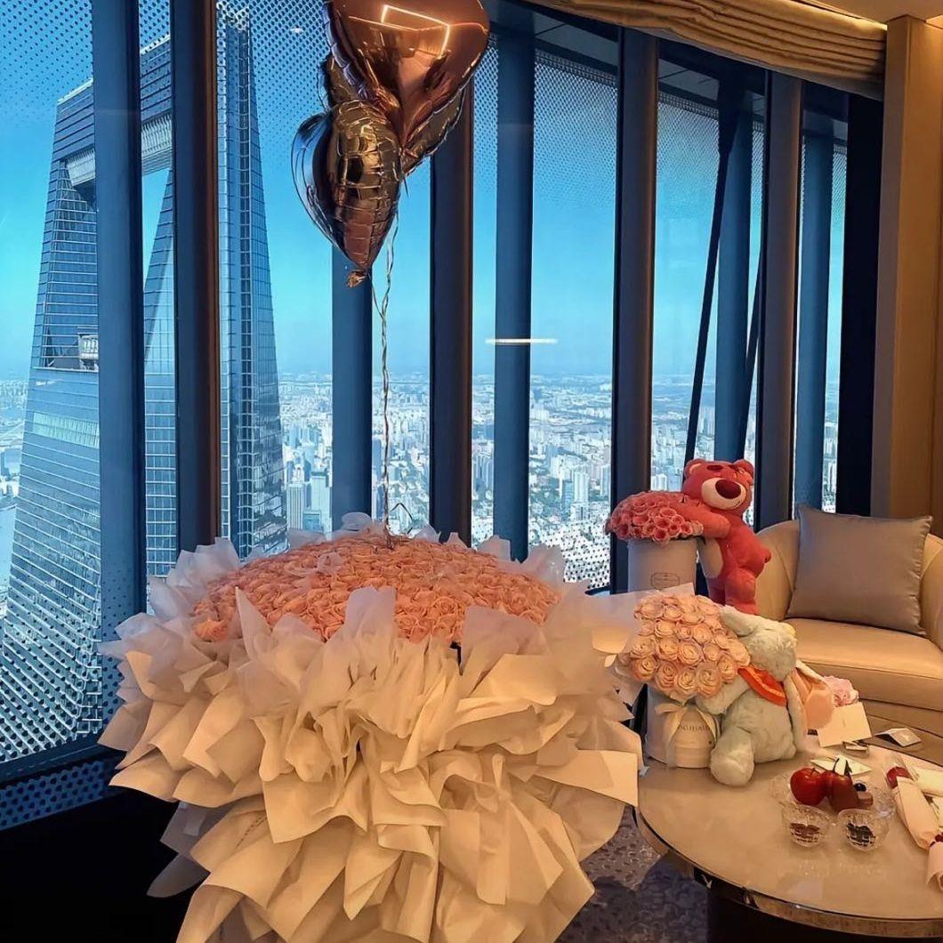 近水楼台先得月 谁陪在你身边你就对谁好吧