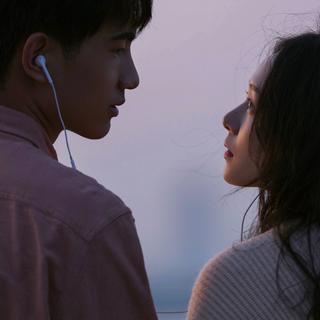 两个人相互辉映，光芒胜过夜晚繁星
