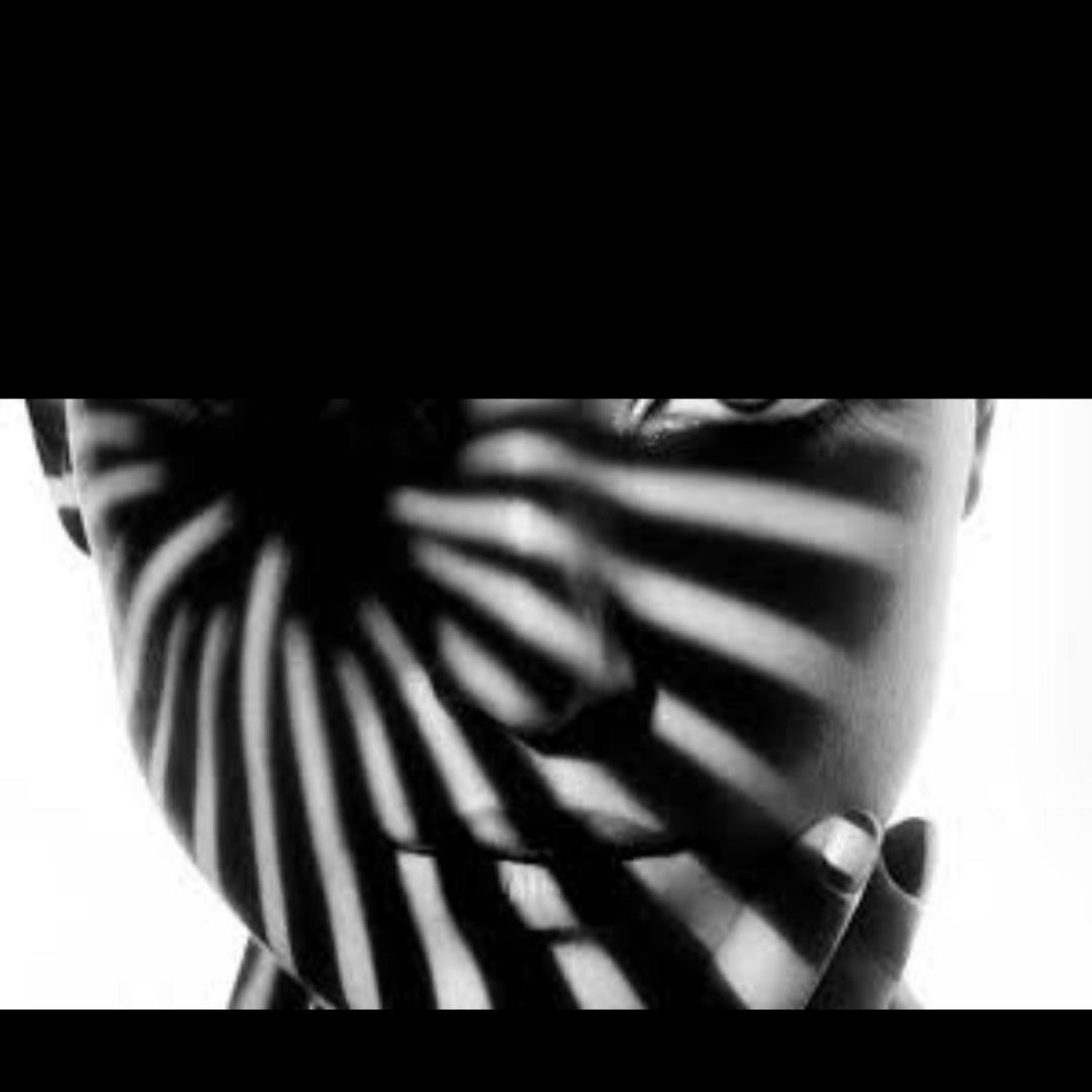 LUCES Y SOMBRAS (feat. Annya)