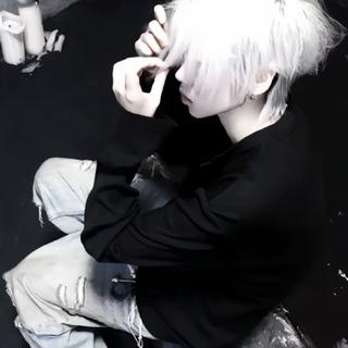  你的誓言回涩在冷色调的阴雨天