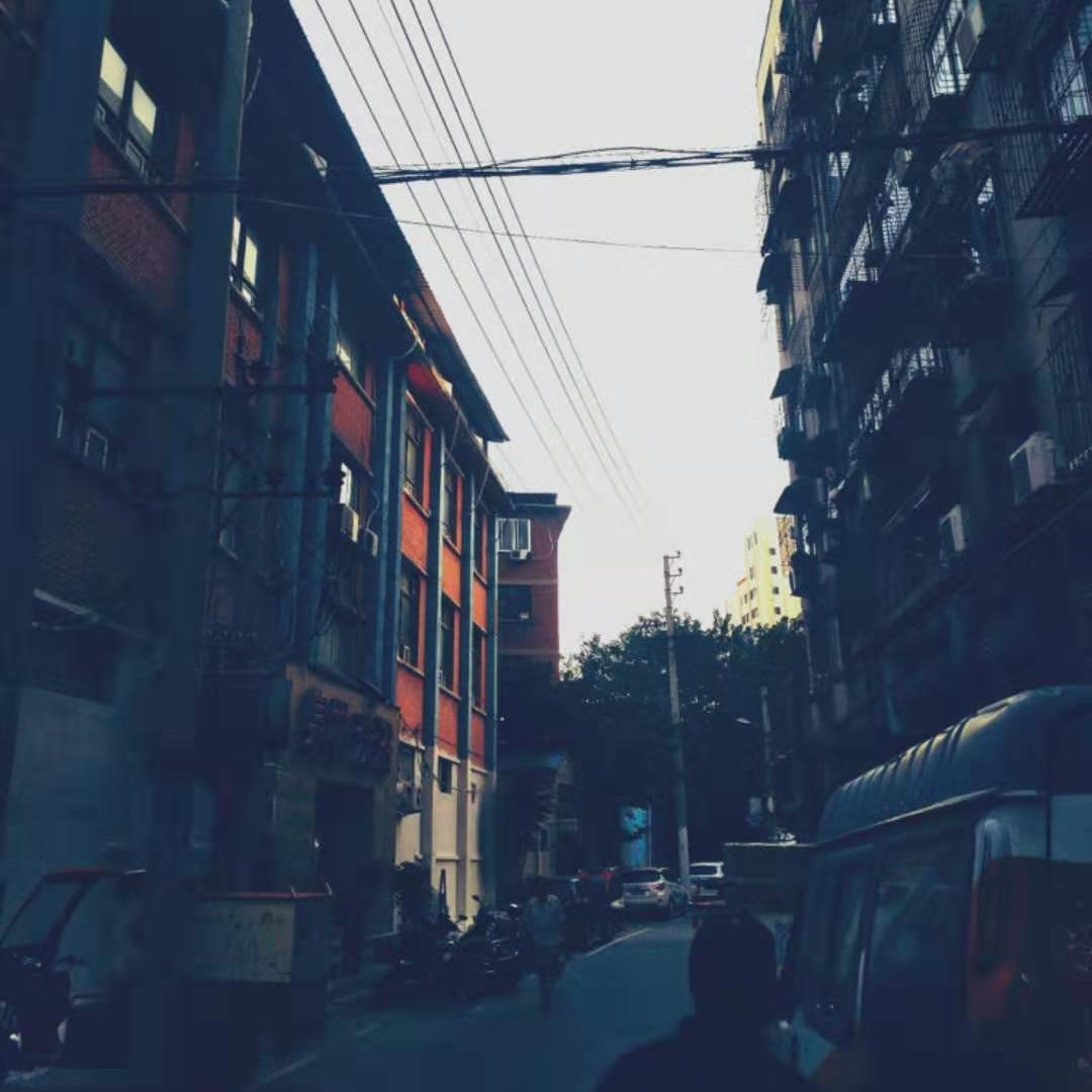 下雨了今晚别回家了
