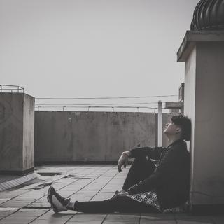 比悲伤更悲伤的故事，我们都在夜里崩溃