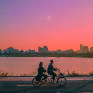 落日黄昏共立，伴月顾盼星辰