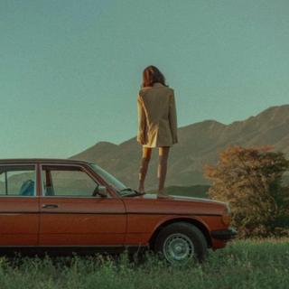 逃进夏日 | 黄昏海风和红色轿车