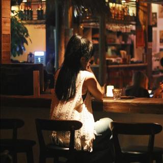 民谣酒馆：酒杯里摇晃的城市孤独