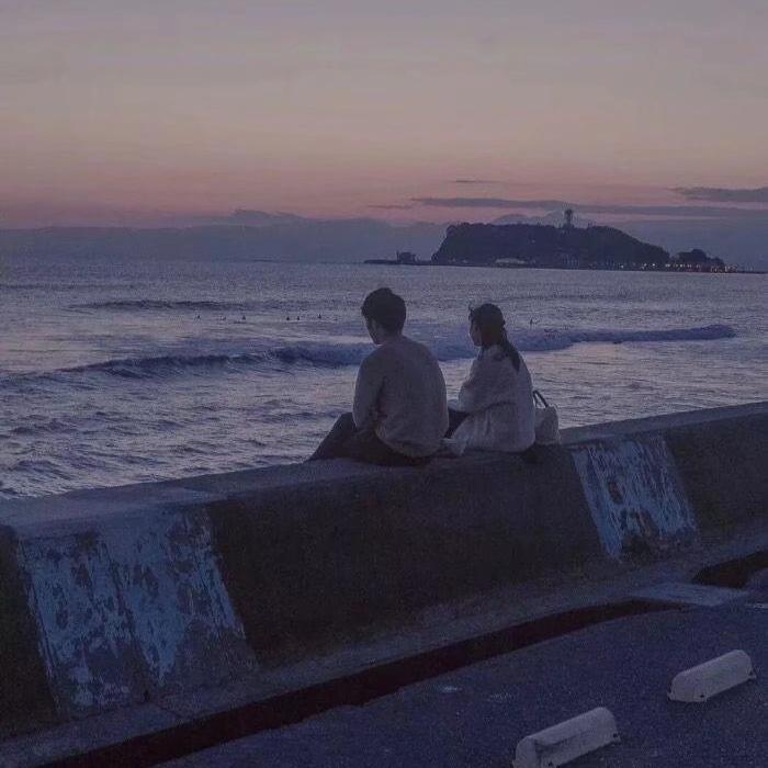 沉 静 的 海 面 上 藏 着 波 涛 汹 涌 的 浪 漫