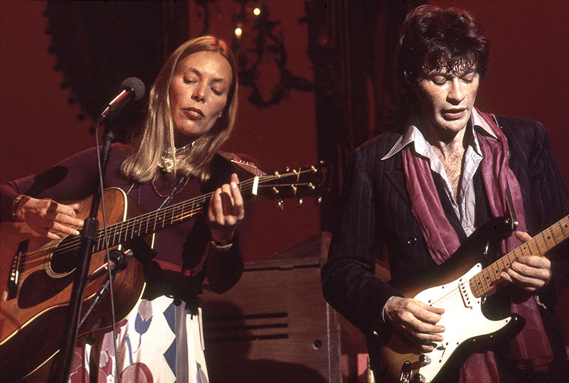 joni mitchell(左)與 robbie robertson