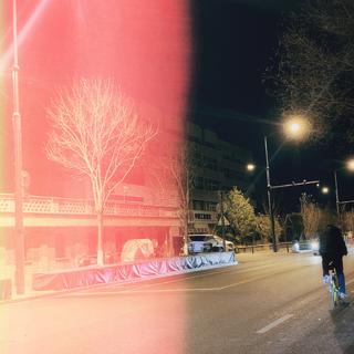 请往前走，不要在此停留