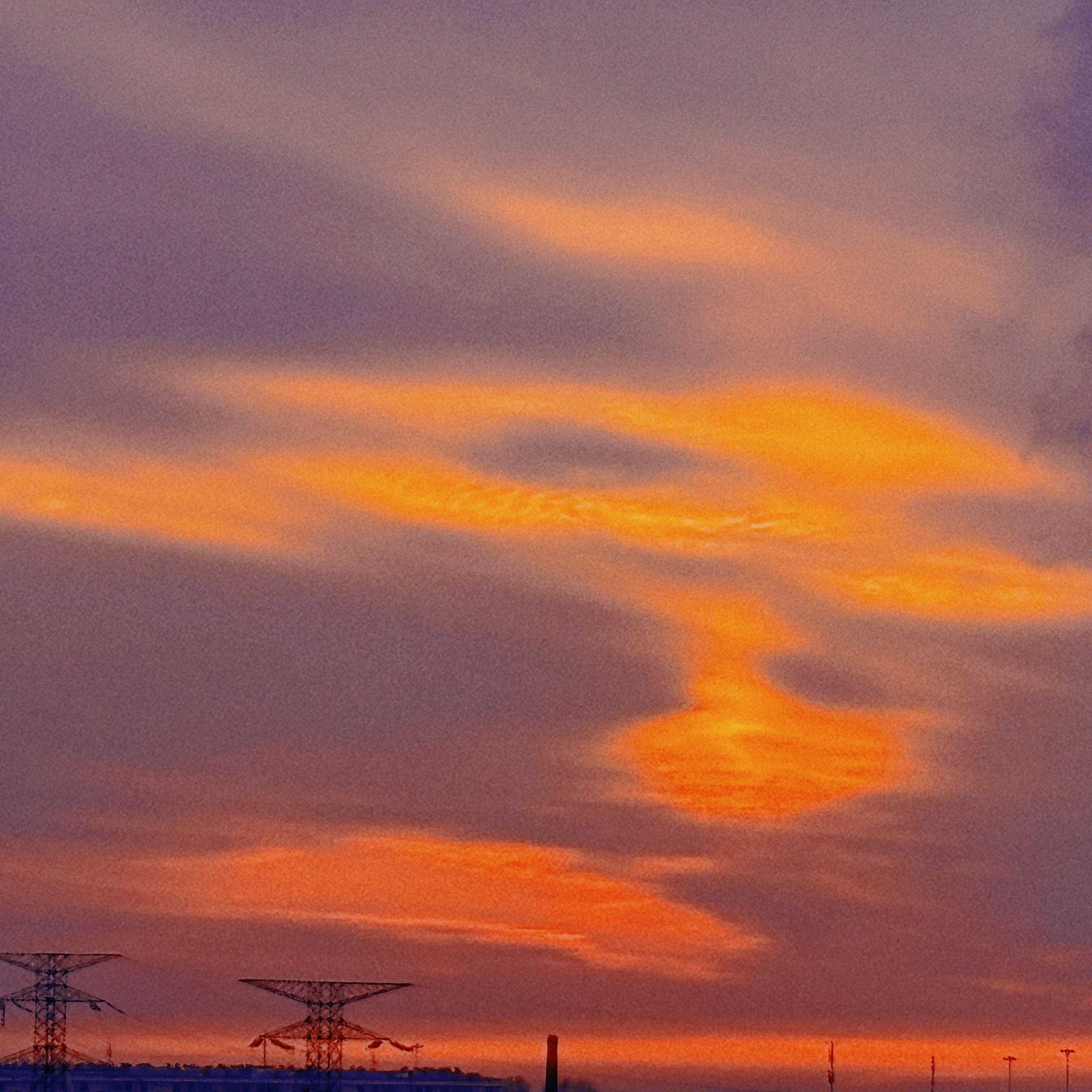 6月28号晚上，我喝了一杯蓝宝石金酒，在楼梯间，花了两个小时，用三个和弦，思考一下我为什么悲伤