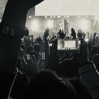 带上耳机，今晚我们掀翻世界