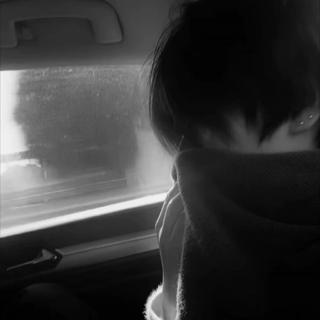 耳机里播放着电子止痛药