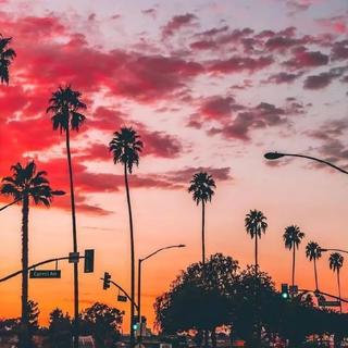 轻音咖啡厅：落日余晖的复古格调