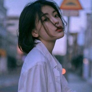 我坐在石阶上想你，只有月亮经过