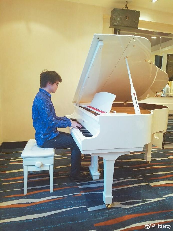 litterzy on piano