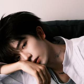 每首歌都藏着我独自咽下的委屈