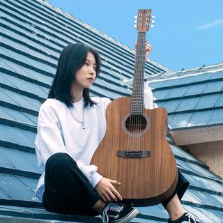 绝望的人不轻易悲伤，快乐的人只能故作坚强