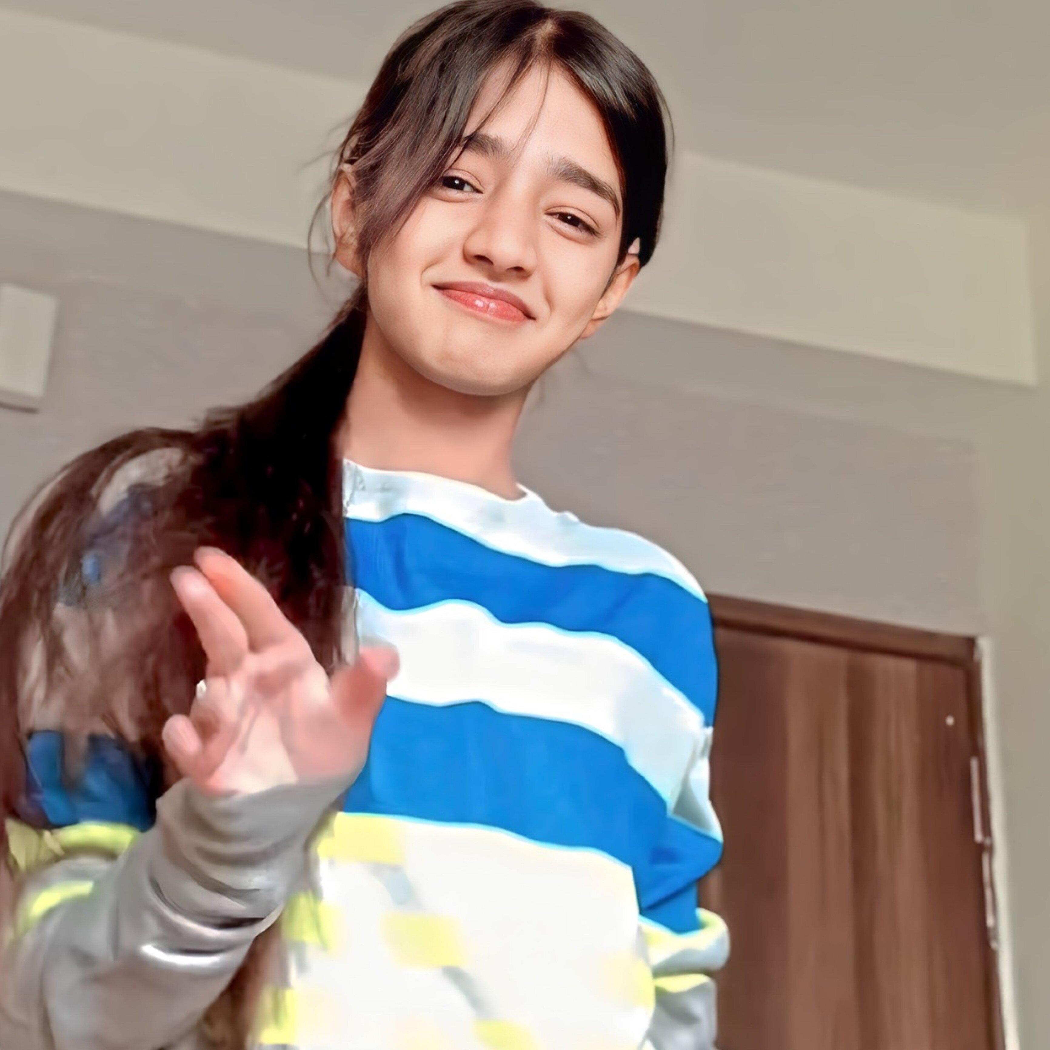 Gulabi Sharara (Thumak Thumak Pahari)