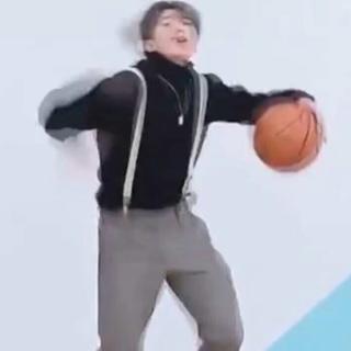 蔡徐坤打篮球