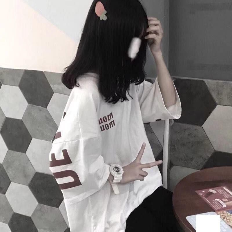 她的背影