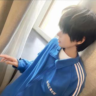 她跟萤火虫有两个共同点