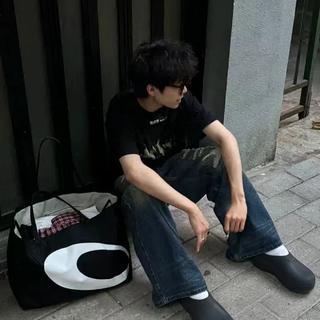 她跟萤火虫有两个共同点