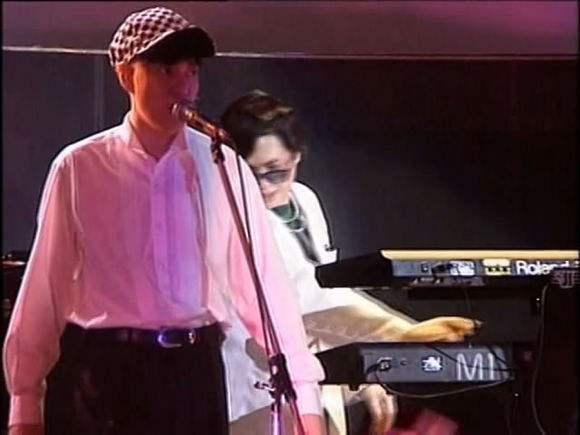 而是这首歌的背景音乐---《在到处之间找我》,那是我第一次知道梁翘柏