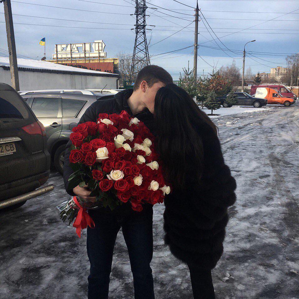 Фото Брюнеток С Розами Спиной