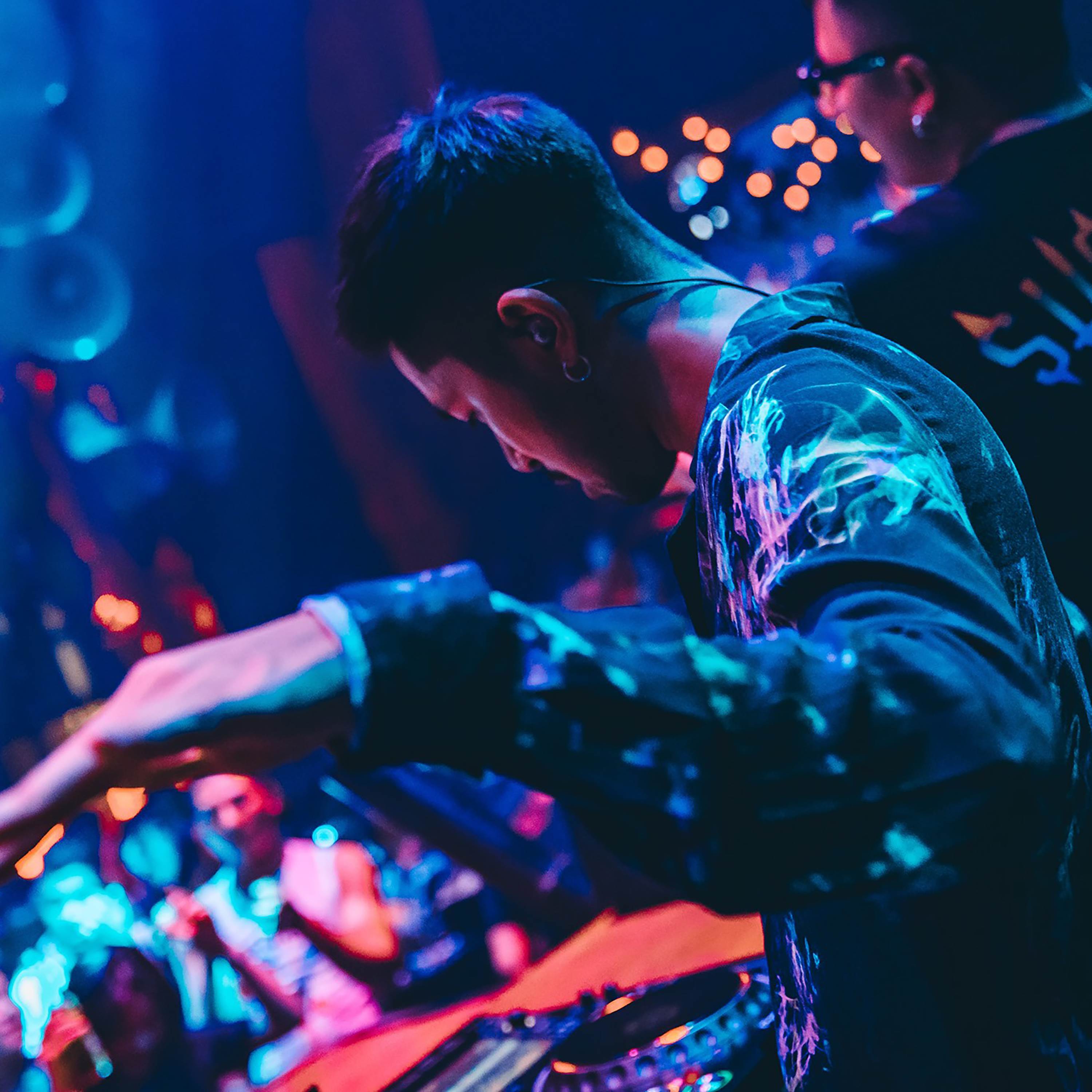 Sixthema & Apple - Give It To Me ( Remix)3