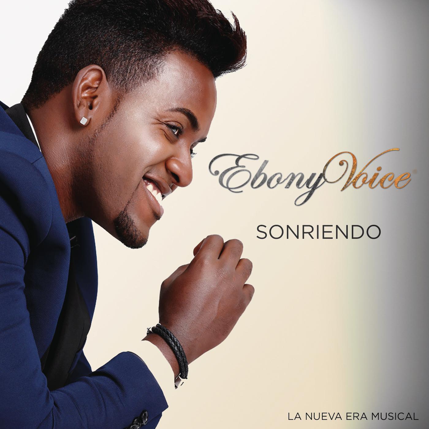 Sonriendo