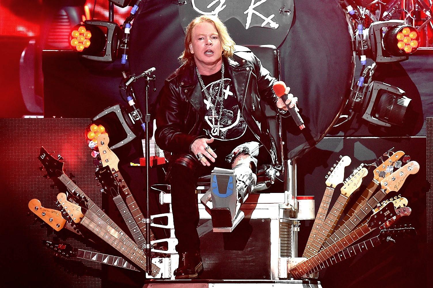 2017年11月14日,dave grohl 惊喜现身枪花 重组巡演,与三位老枪花成员