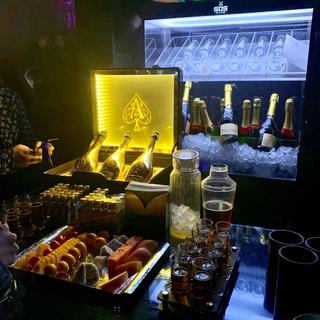 《电音》深夜蹦迪摇头抖腿