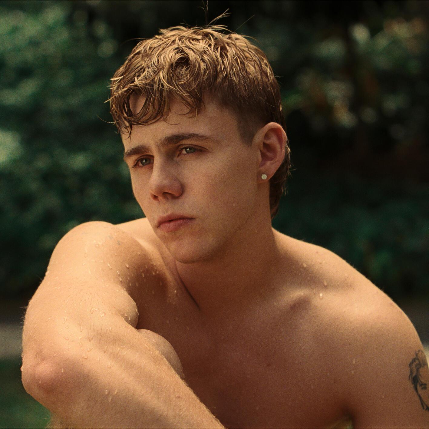 SHE DON'T NEED TO KNOW